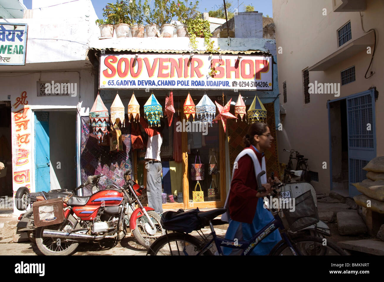 Indian street scene ; souvenir shop ; Udaipur ; Rajasthan ; India Stock