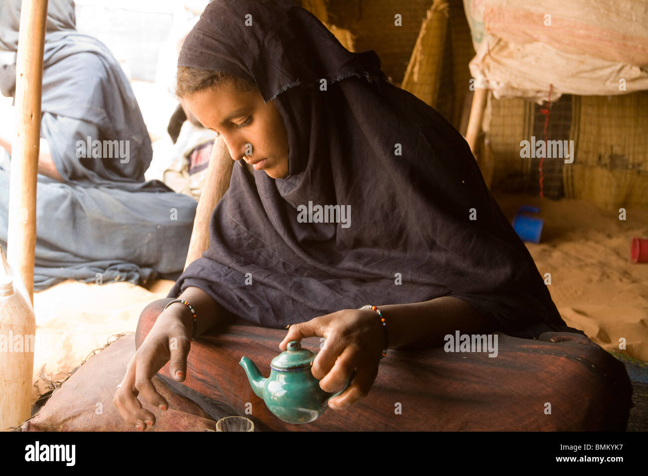 Mali. Tuareg woman preparing mint tea Stock Photo - Alamy