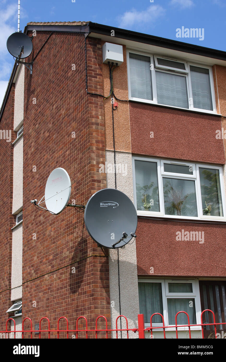 Satellite dishes and house hi-res stock photography and images - Alamy