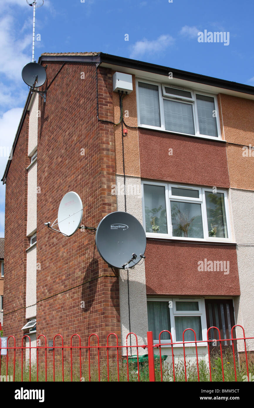 Satellite dish on house hi-res stock photography and images - Alamy