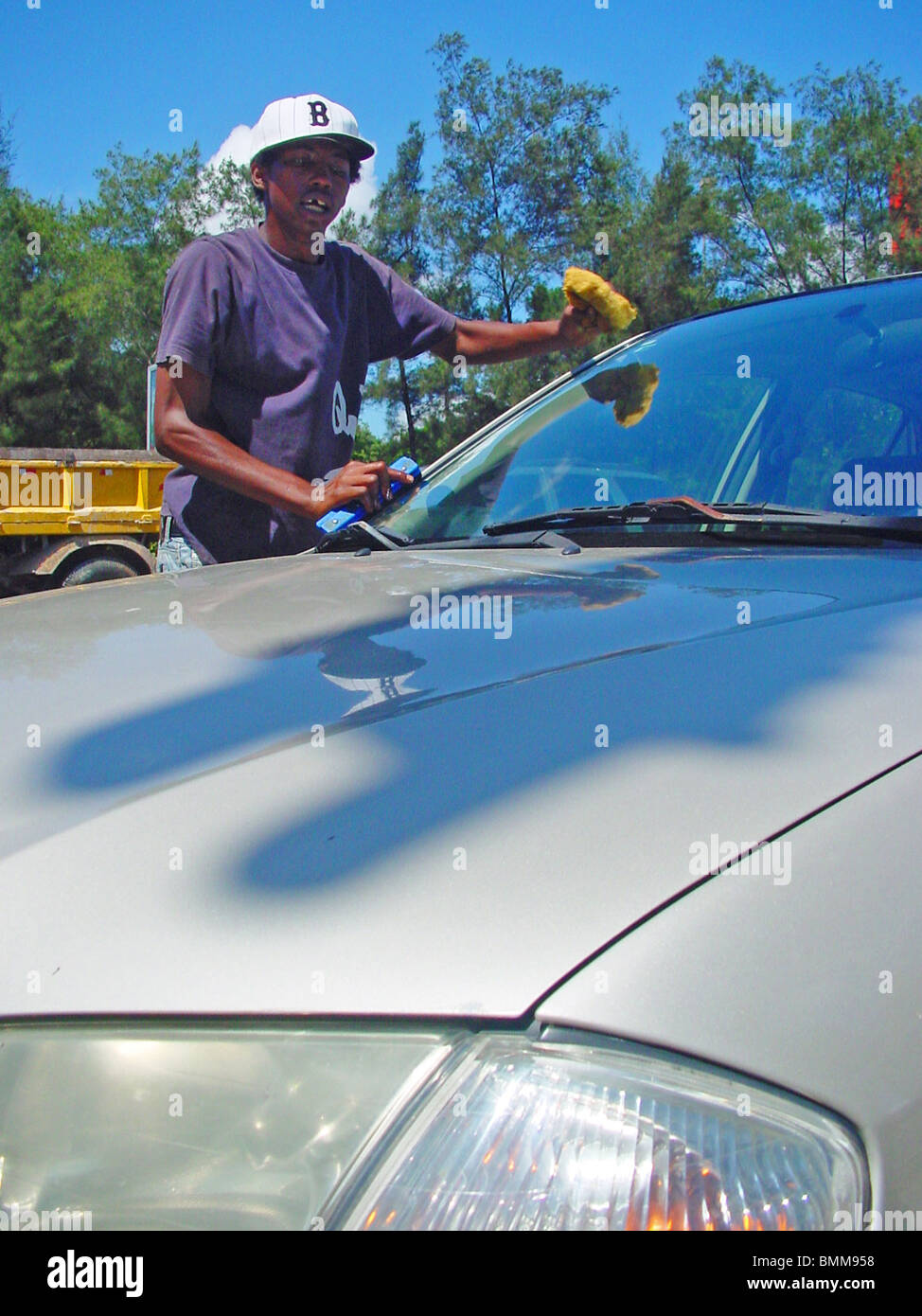 A homeless child washes car windshields in Santo Domingo, Dominican Republic Stock Photo