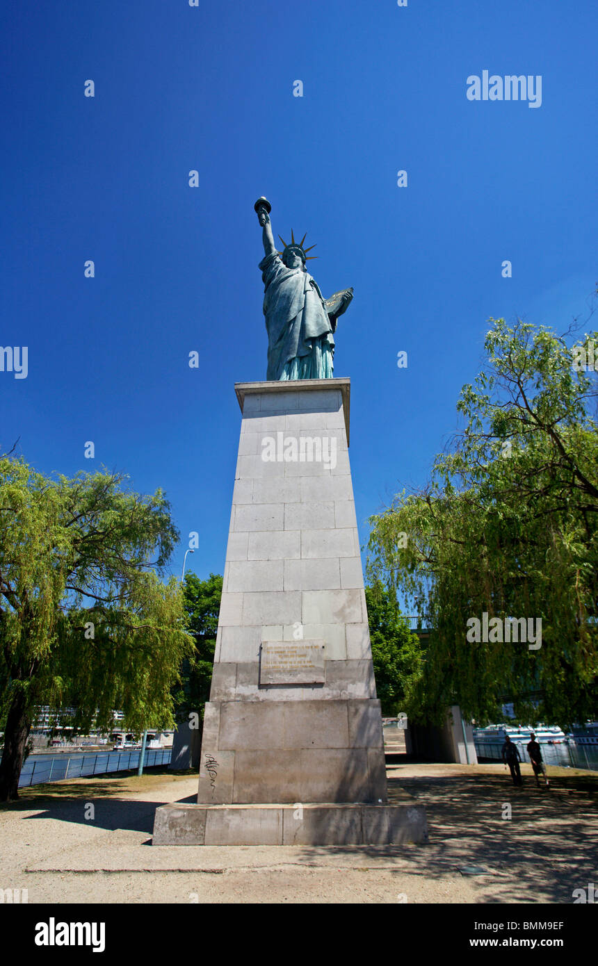 Statue of Liberty replica, Île des Cygnes, Paris, France Stock Photo