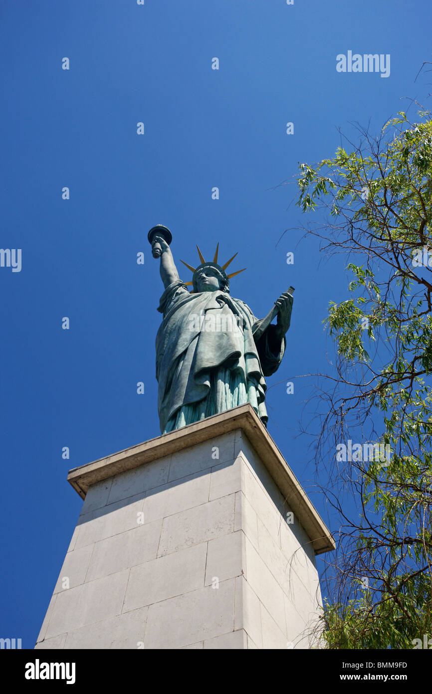 Statue of Liberty replica, Île des Cygnes, Paris, France Stock Photo
