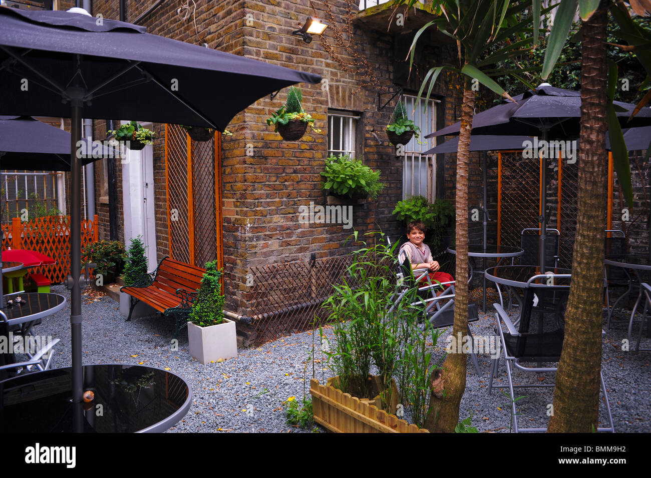 London, England, English Coffee Shop, Café, Kaffinn, SW6, outside Garden, tables umbrellas Stock