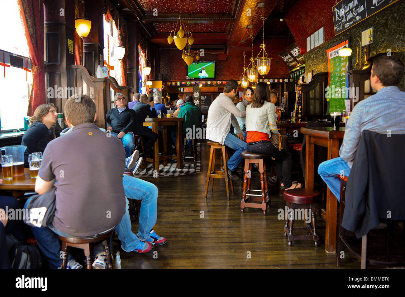 Old British Pubs, Bars, London, England, UK, crowd drinking inside bar