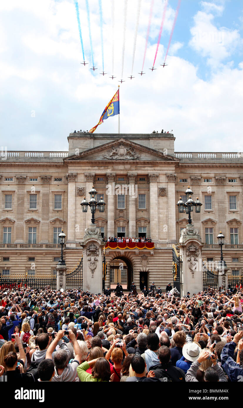 Red Arrows FlyPast at Buckingham Palace on Queen' Elizabeth's  Birthday Celebrations Stock Photo