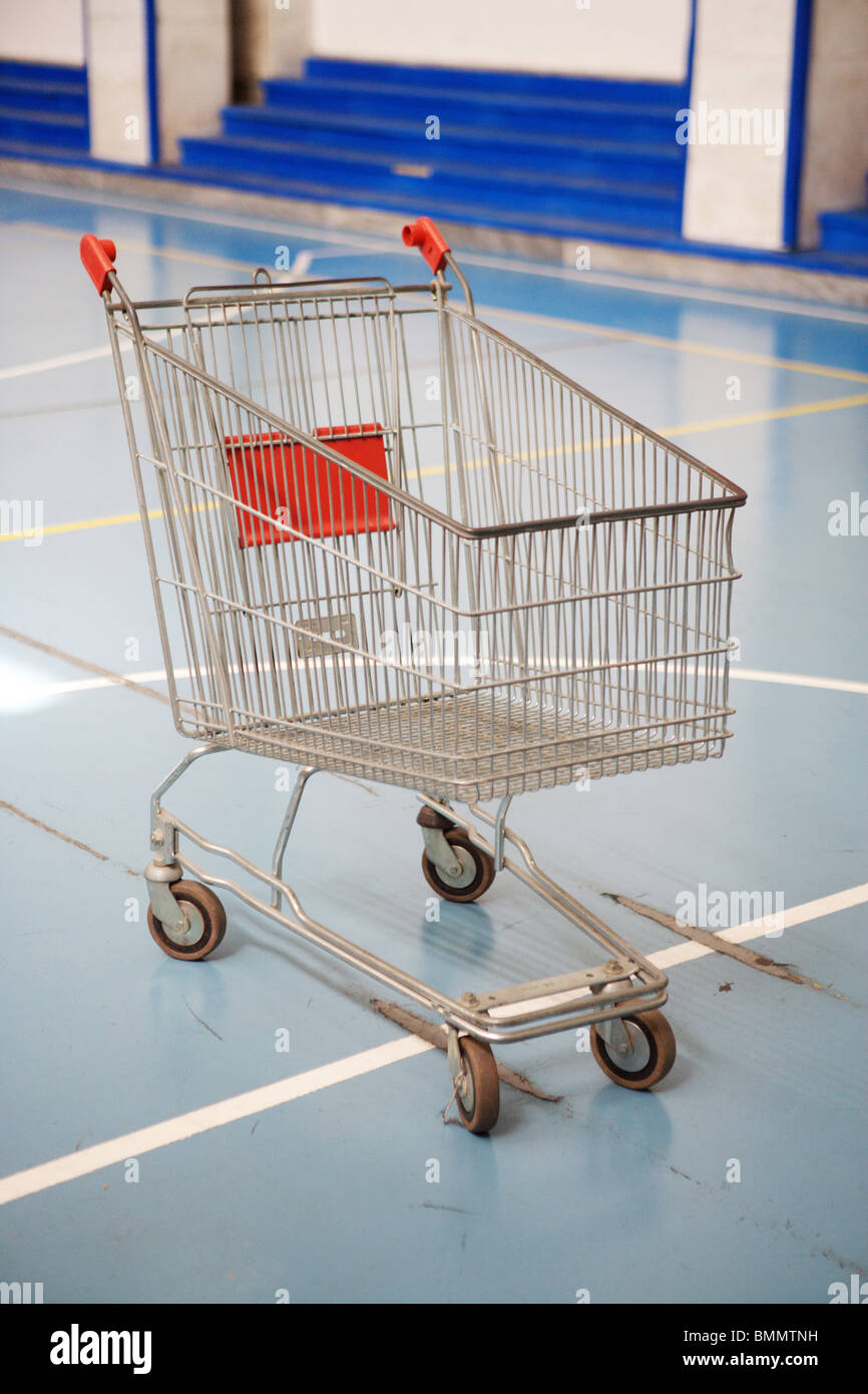 Empty cart at market hires stock photography and images Alamy