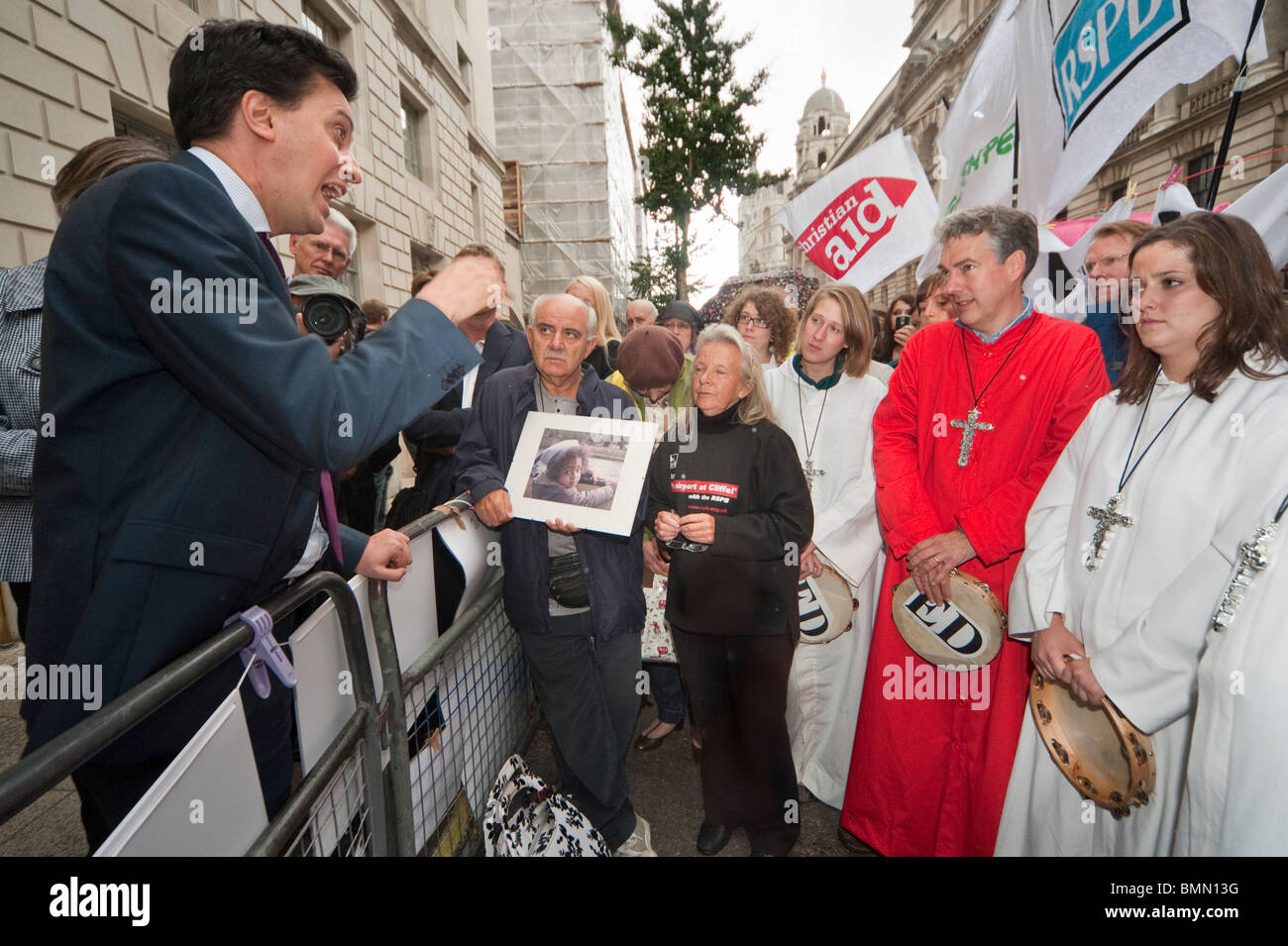Ed Miliband gestures &  speaks to Climate Chaos Coalition (CCC)  choir and vigil outside DECC in Whitehall Stock Photo