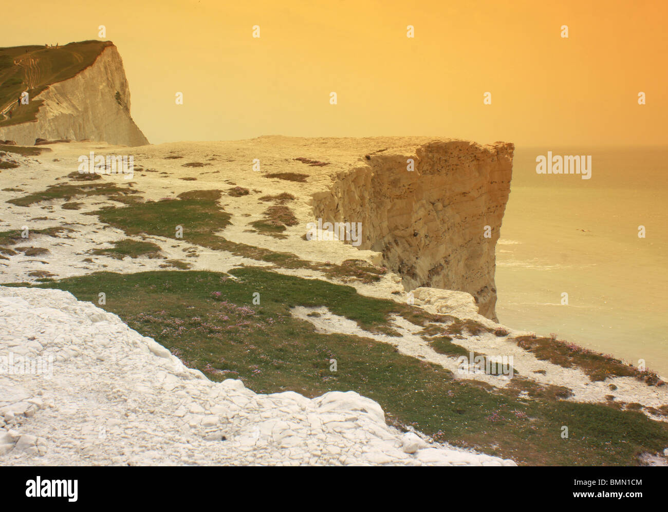 SEVEN SISTERS COUNTRY PARK ENGLAND UK SEAFORD HEAD CUCKMERE HAVEN EASTBOURNE SEASIDE CLIFFS WHITE COASTAL CREST FOOTPATH Stock Photo