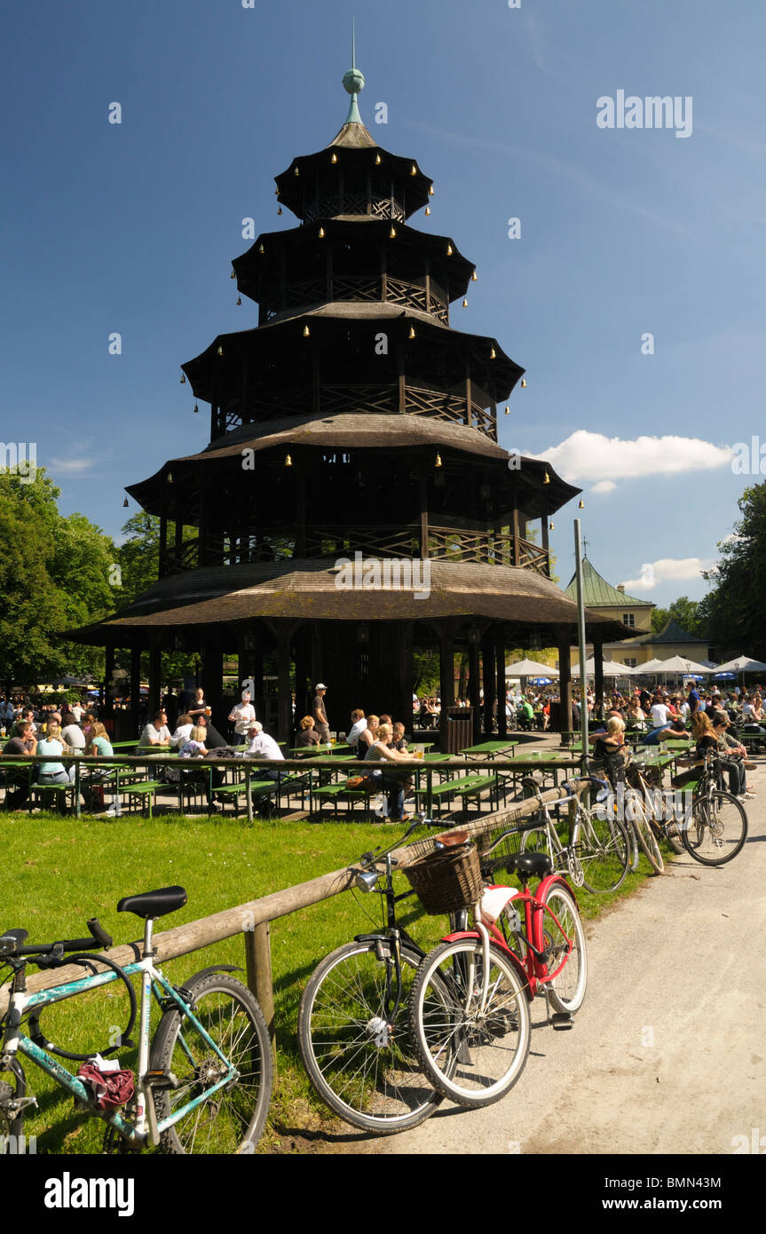 Chinesischer turm and biergarten munchen hires stock photography and