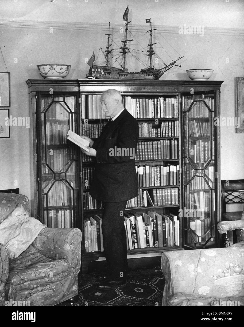 JOHN MASEFIELD  - (1878-1967) English poet at his home Burcote Brook near Abingdon in 1940 Stock Photo