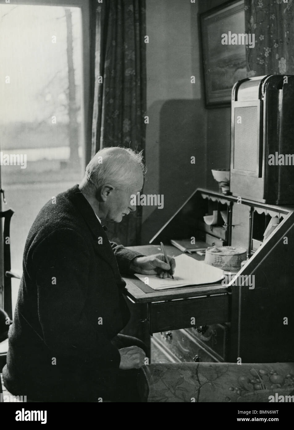 JOHN MASEFIELD  - (1878-1967) English poet at his home Burcote Brook near Abingdon in 1940 Stock Photo