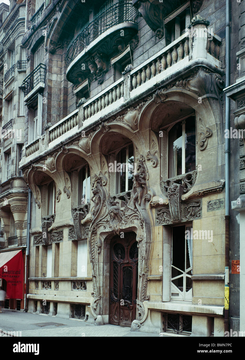 Art Nouveau house by Lavirotte, 1901. Avenue Rapp, Paris, France Stock Photo