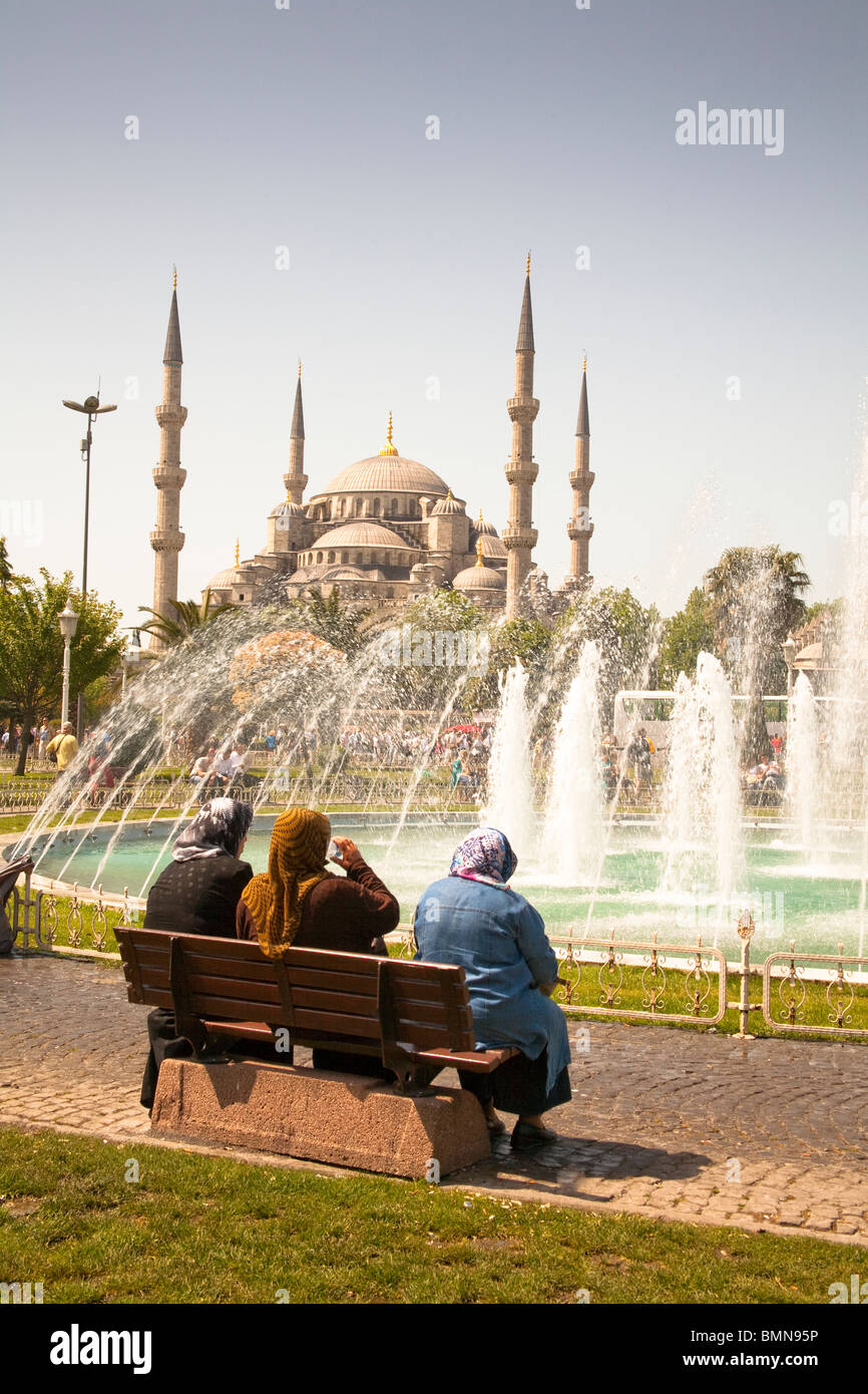 Tourists in front of Sultanahmet Mosque, also known as the Blue Mosque and Sultan Ahmed Mosque, Istanbul, Turkey Stock Photo