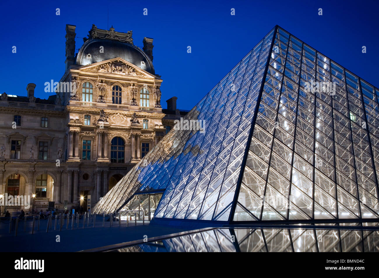 The Musee Du Louvre Pyramid with the Louvre Palais, Paris Stock Photo
