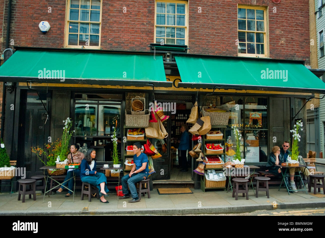 London, UK, Great Britain, Spitalfields, Pub, Cafe, Store Front with People  Sharing Drinks on Sidewalk Terrace Stock Photo - Alamy