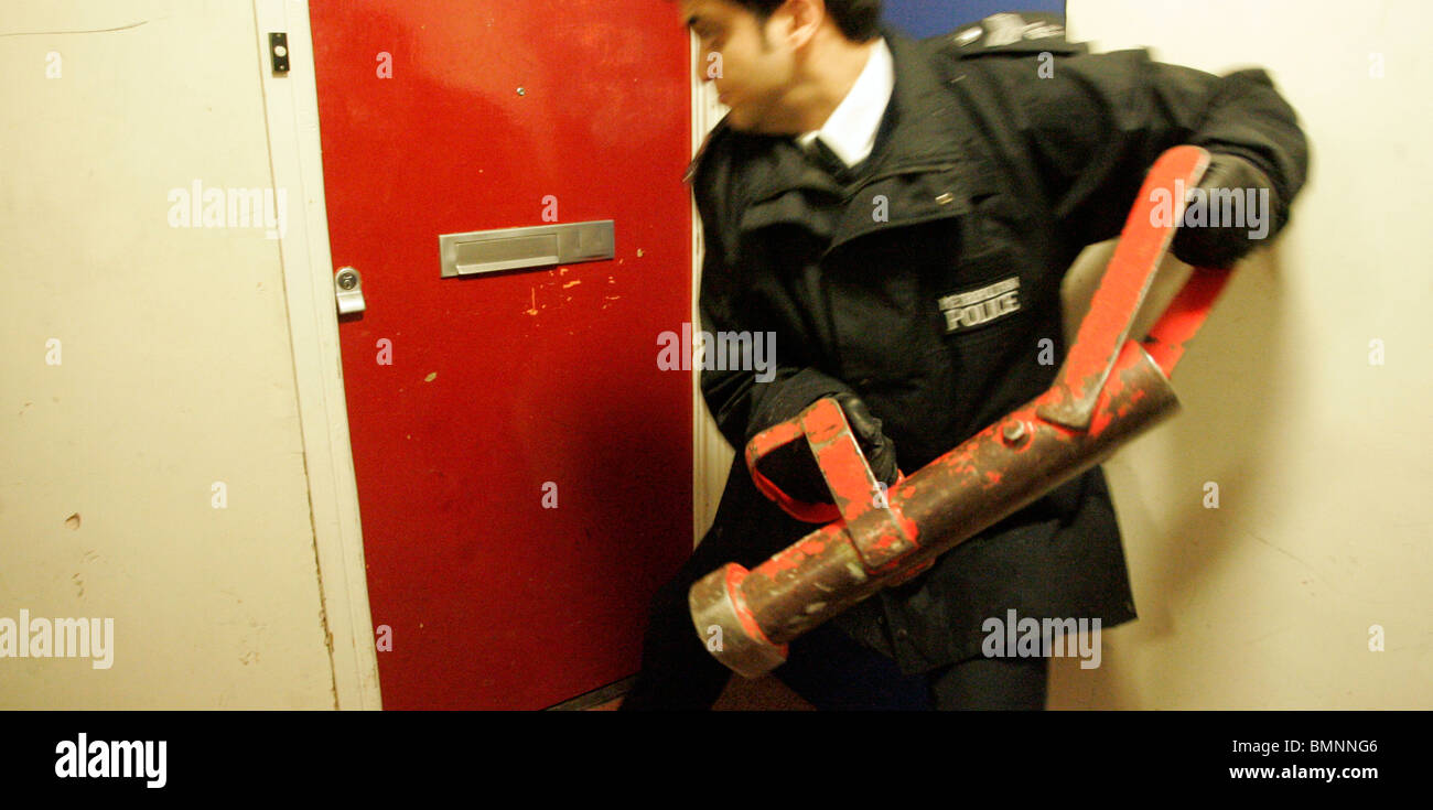 Police raid door hires stock photography and images Alamy