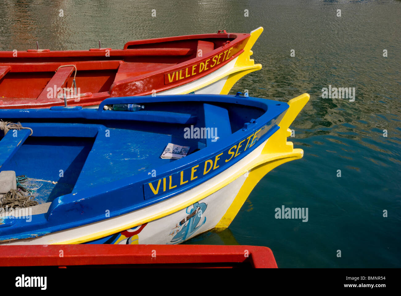 Boats sete harbour hi-res stock photography and images - Alamy