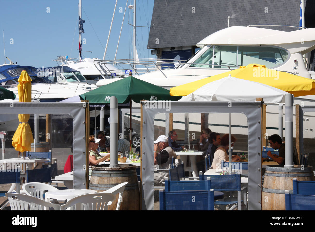 Marina restaurant hi-res stock photography and images - Alamy