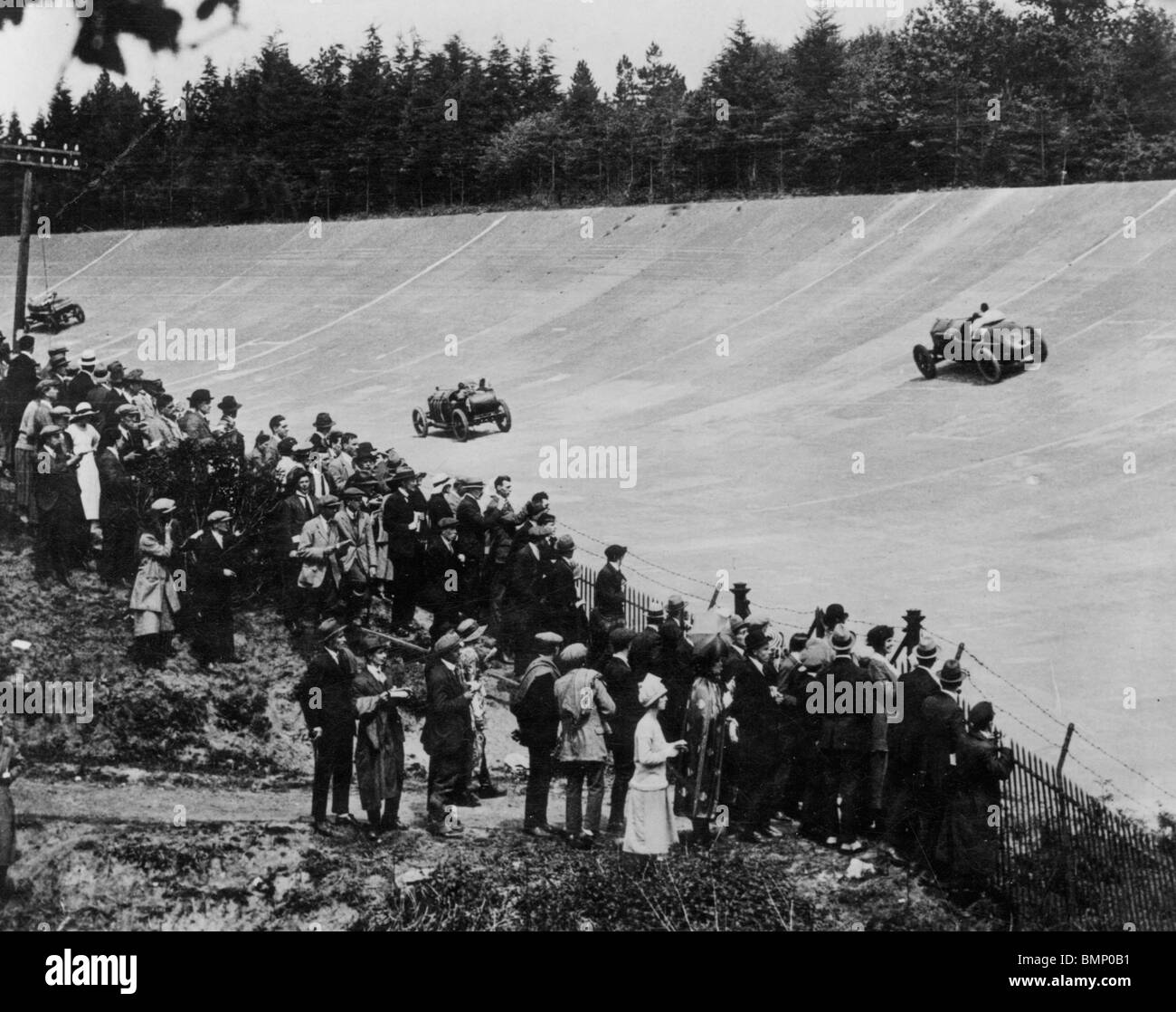 The crowd watching Capt. Duff passing Count Zborowski in the Lightning Long Handicap at Brooklands 1922 Stock Photo