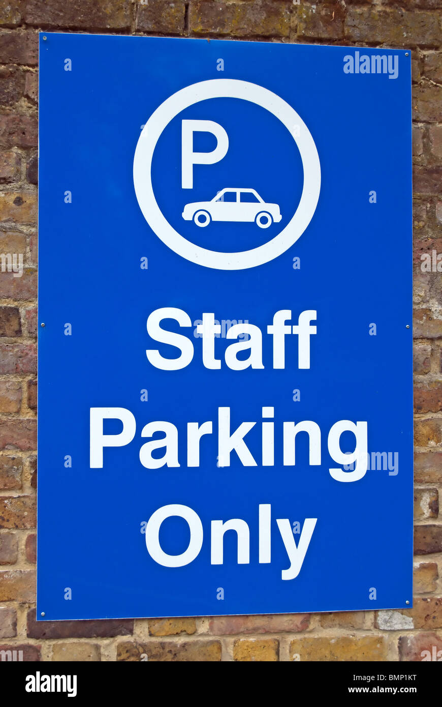 staff parking only sign on a brick wall Stock Photo
