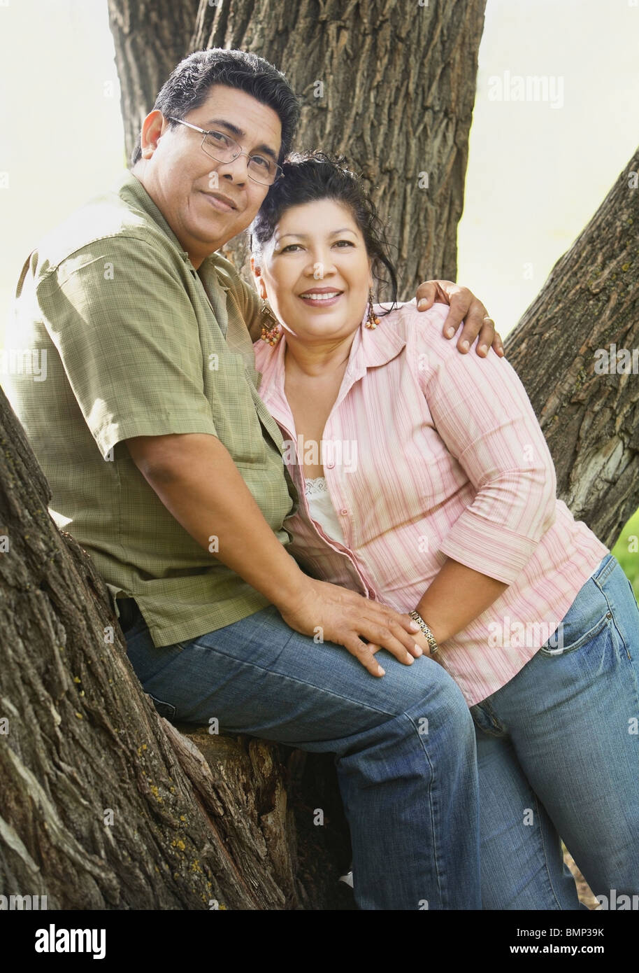 Couple sitting leaning against tree hi-res stock photography and images ...