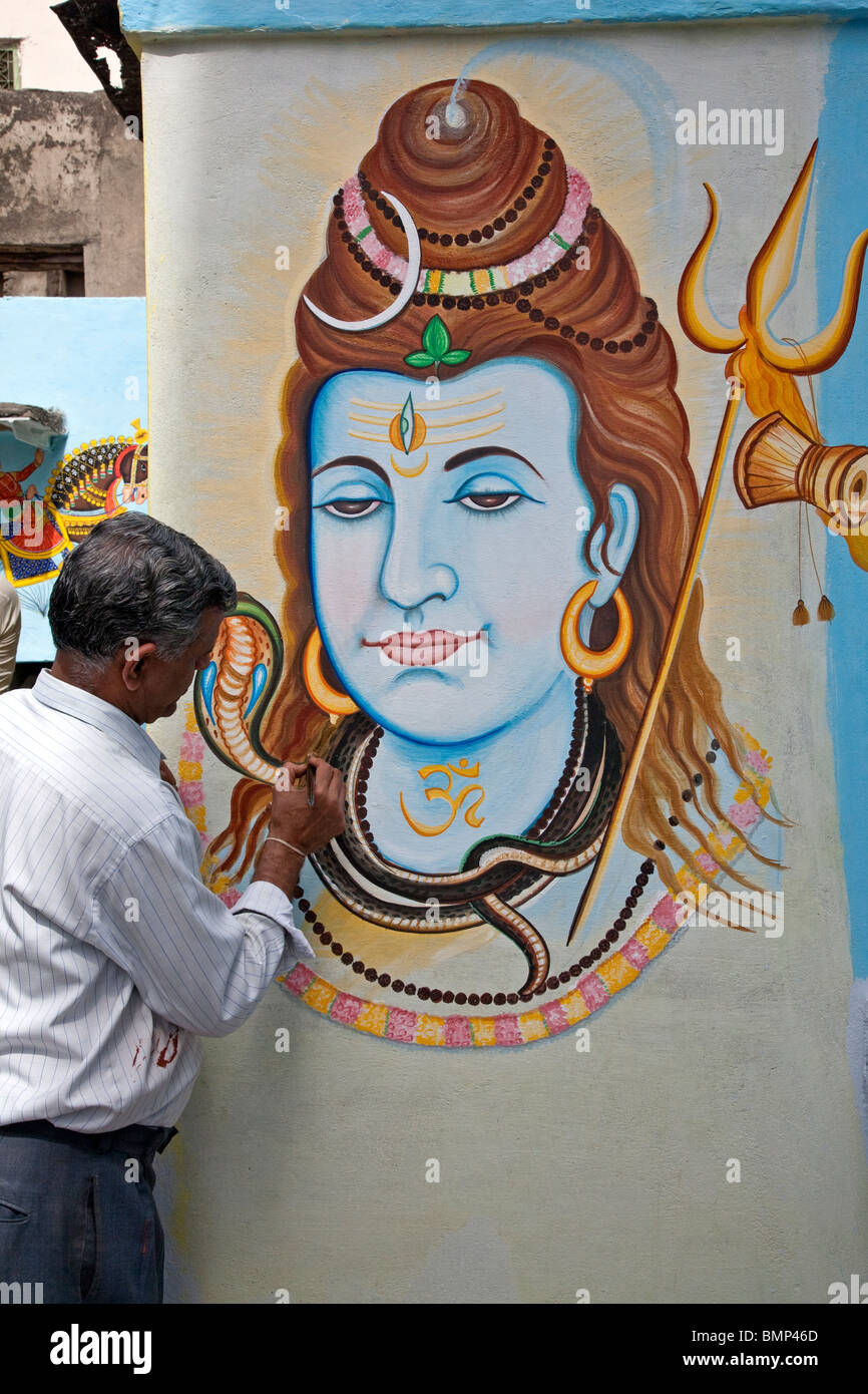 Man painting Shiva God on a wall. Varanasi (Benares). India Stock ...