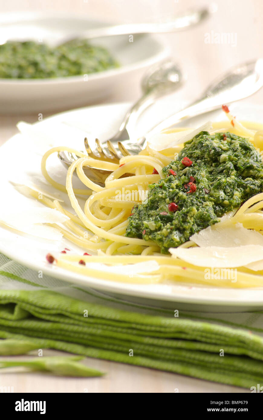 Pesto linguini hi-res stock photography and images - Alamy