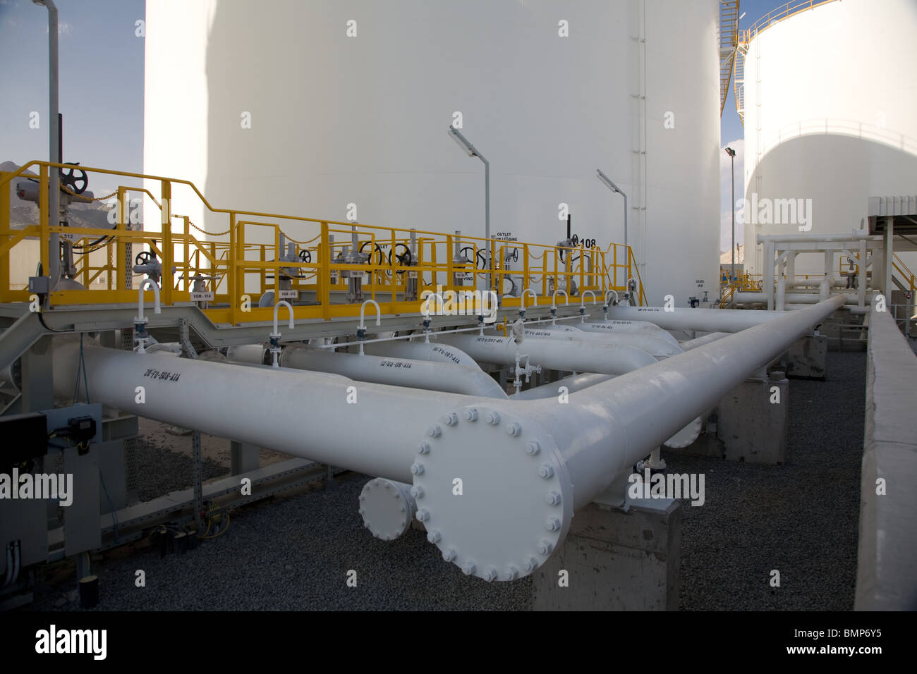 petrochemical oil storage tank farm tanks pipes Stock Photo
