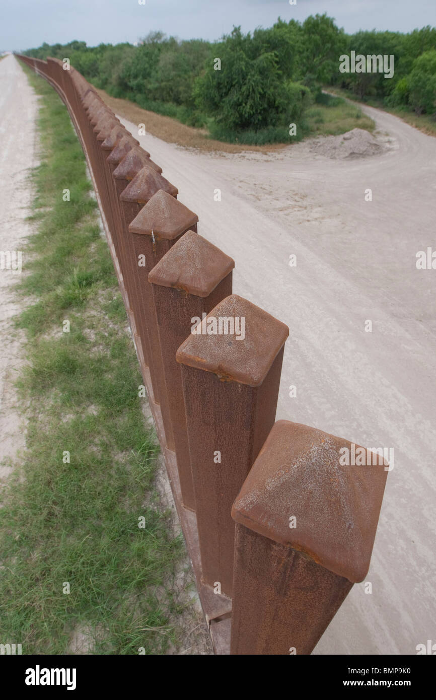 Border wall between the United States and Mexico near Hidalgo, Texas ...