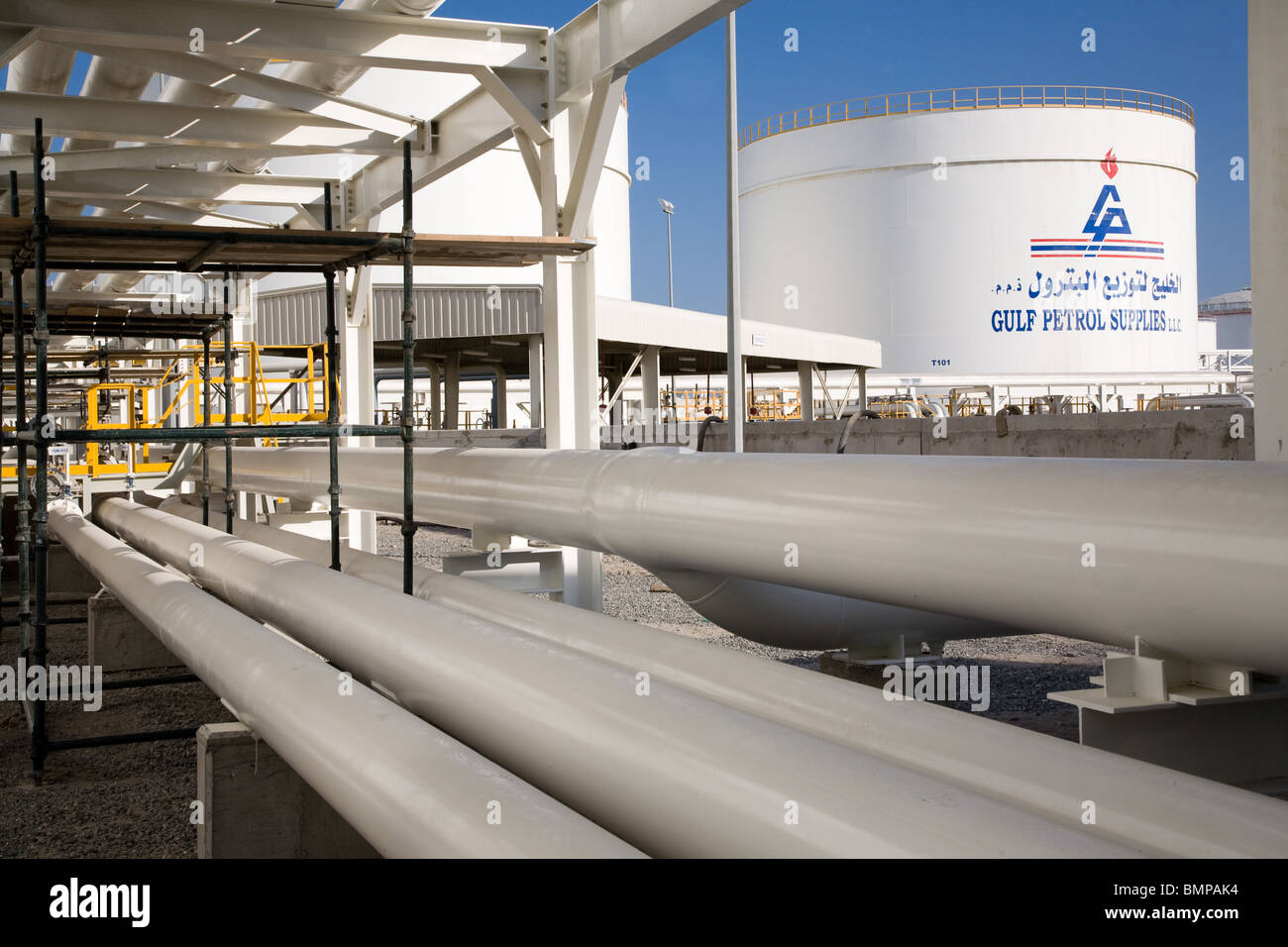 petrochemical oil storage tank farm tanks pipes Stock Photo