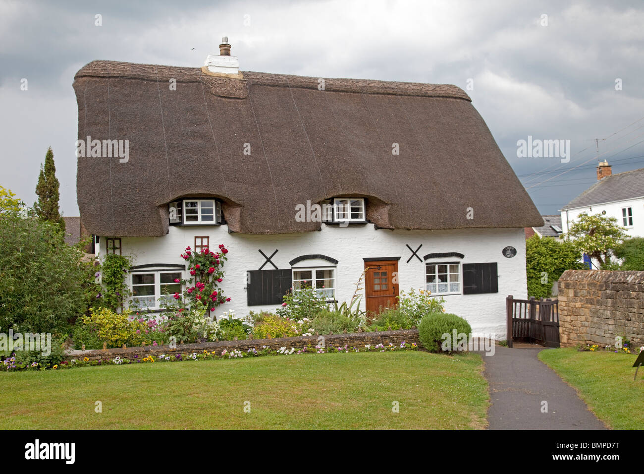 Attractive black and white thatched cottage Cleeve Cheltenham