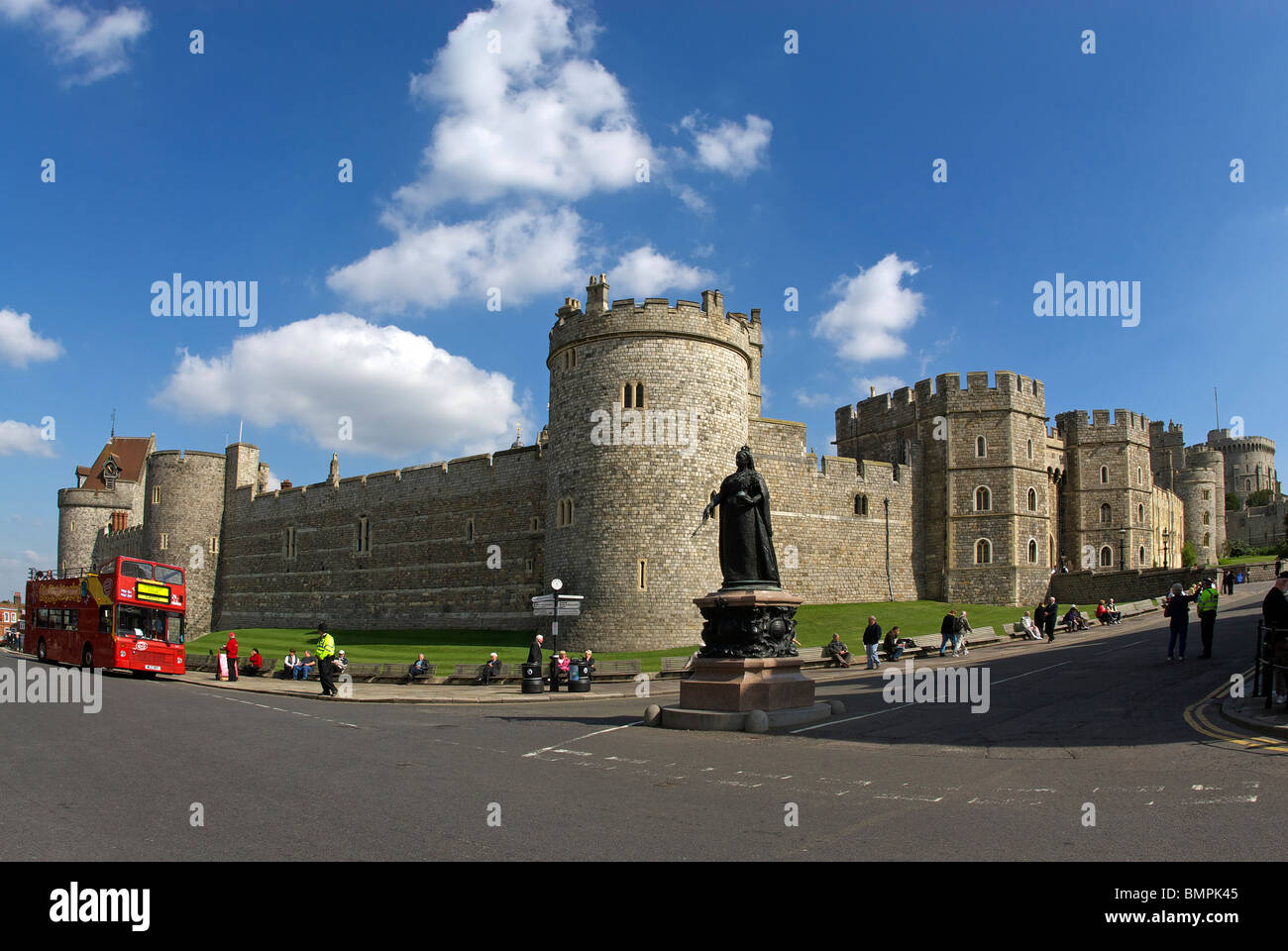 Windsor Castle with statue of Queen Victoria and tourist bus Stock Photo