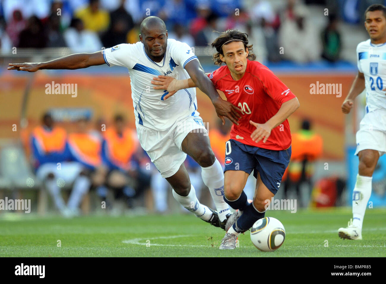 OSMAN CHAVEZ & JORGE VALDIVIA HONDURAS V CHILE MBOMBELA STADIUM  SOUTH AFRICA 16 June 2010 Stock Photo