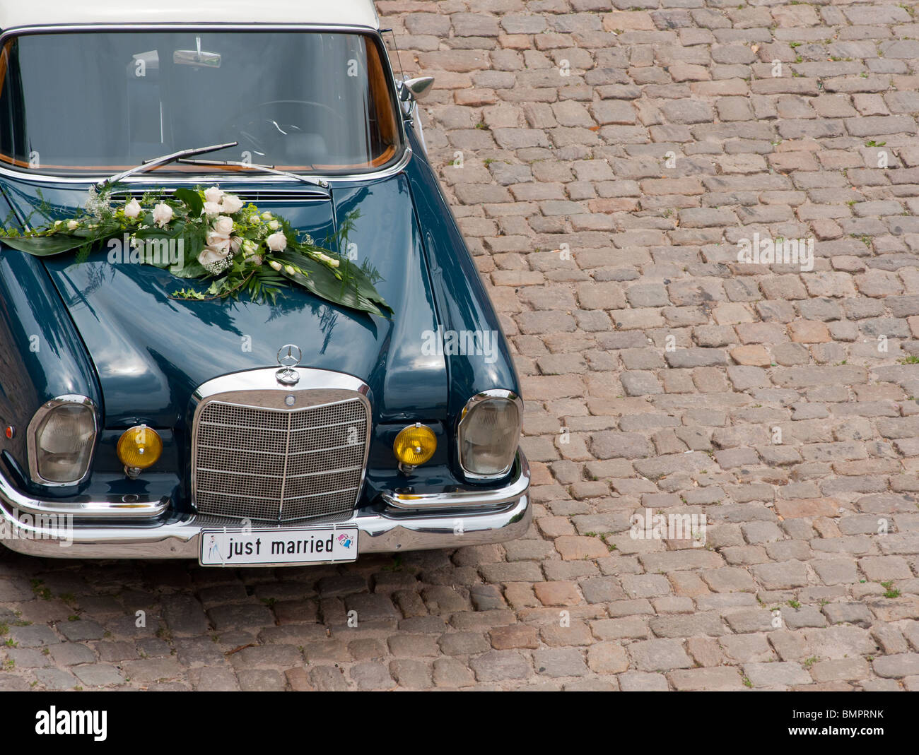 Just Married Auto isoliert auf weißem Hintergrund 3D-Rendering  Stockfotografie - Alamy