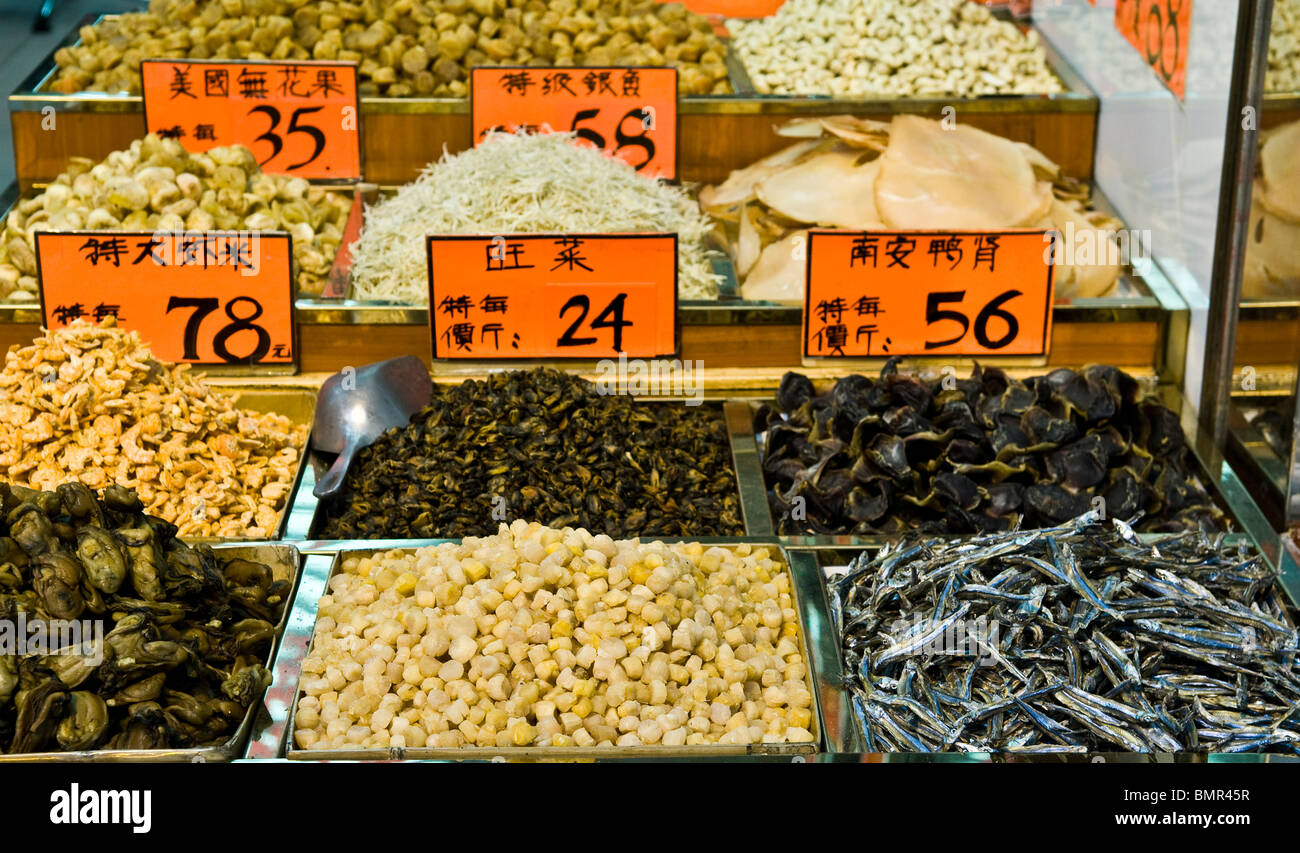 Chinese medicine shops hong kong hi-res stock photography and images ...