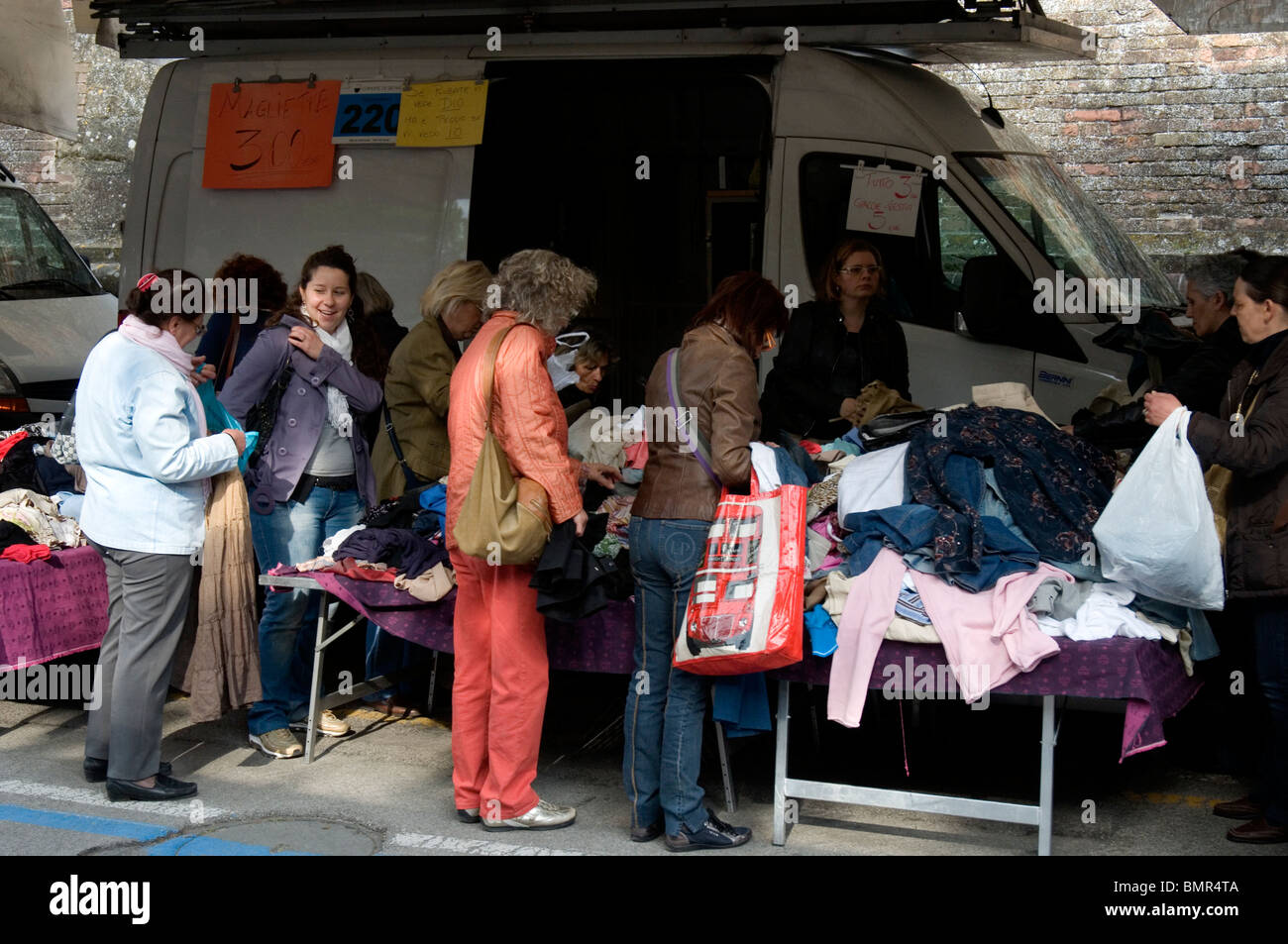 Shoppers at a weekly market in Siena, Tuscany Stock Photo