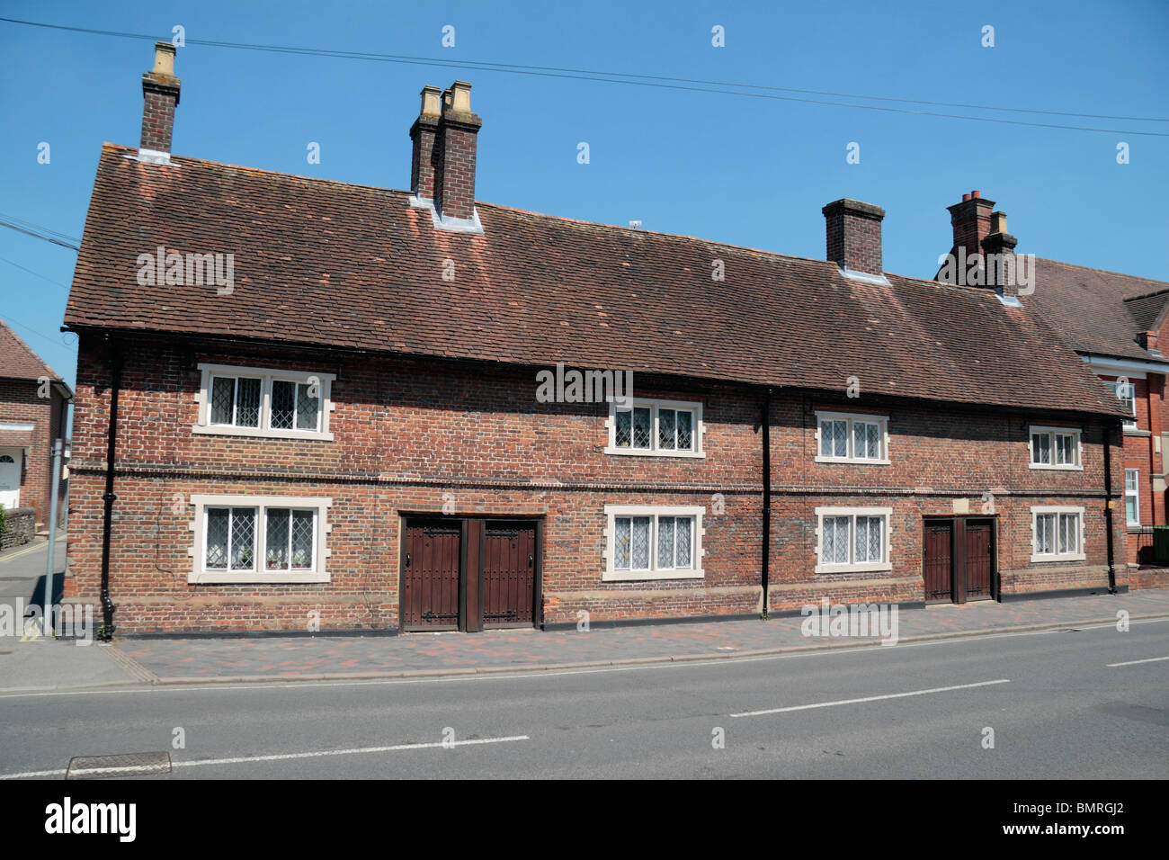Terraced cottages built in the 17th Century, bequethed by Thomas Geale, in Church Street, Alton, Hampshire, UK. Stock Photo