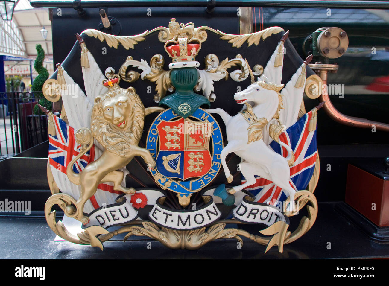 Coat Of Arms Of The United Kingdom And Shield Dieu Et Mon Droit British Monarch Motto Horizontal Windsor Stock Photo Alamy