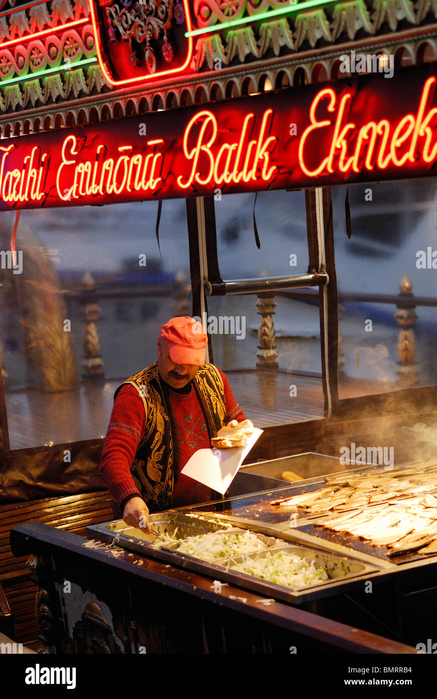 Istanbul. Turkey. Fresh fish sandwiches being made on the waterfront of Eminonu. Venditore di pesce sulla riva di Eminonu. Stock Photo