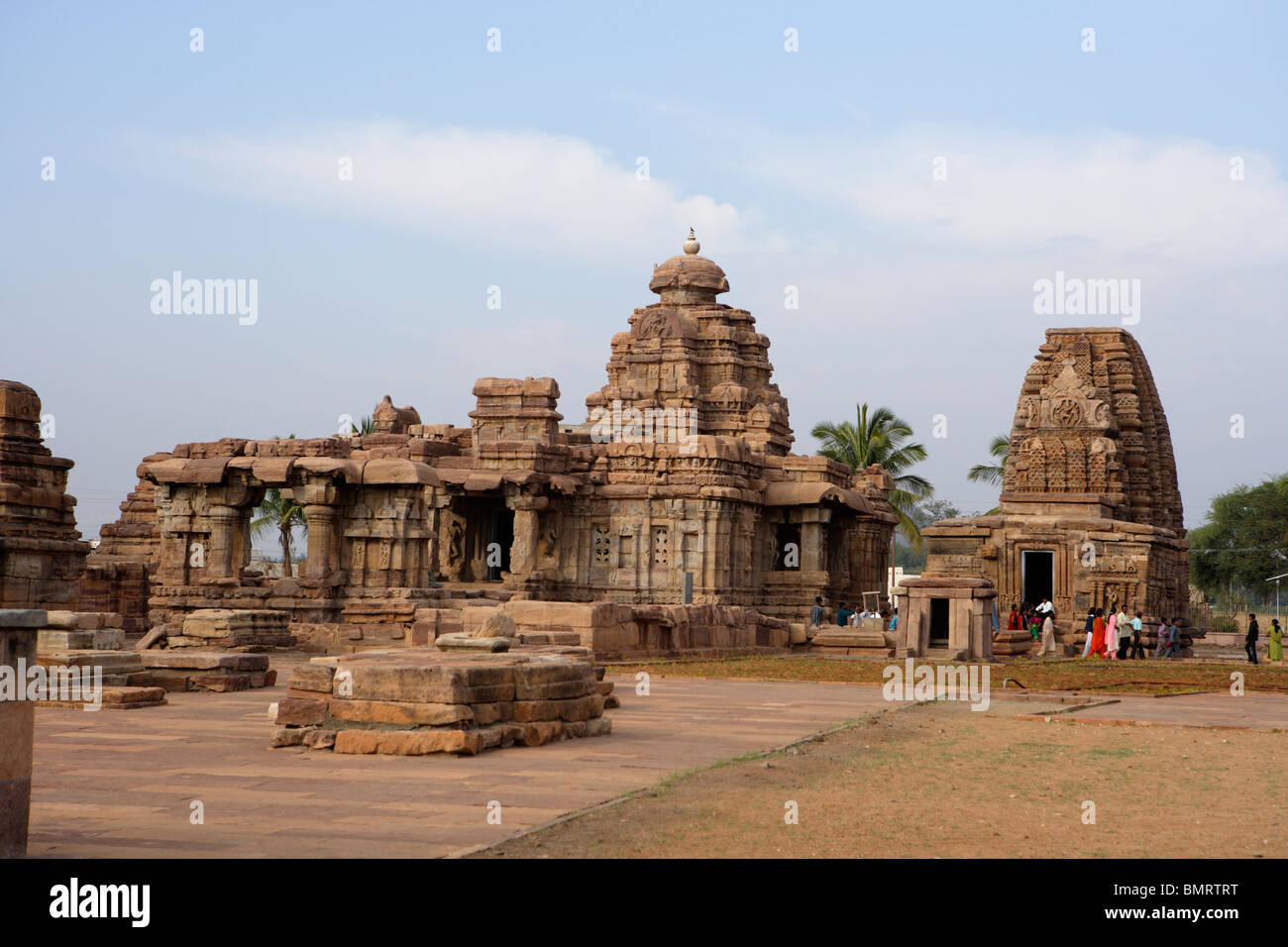 Mallikarjuna Temple on the right Kashivishvanatha Temple; Pattadakal ; District Bagalkot ; Deccan plateau; Karnataka ; India Stock Photo