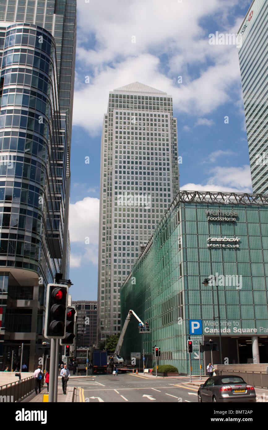 Canary wharf street scene london hi-res stock photography and images ...