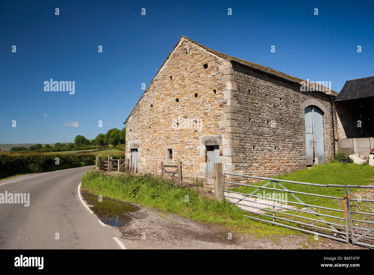 UK, England, Derbyshire, Vale of Edale, Nether Booth, stone built barn Stock Photo