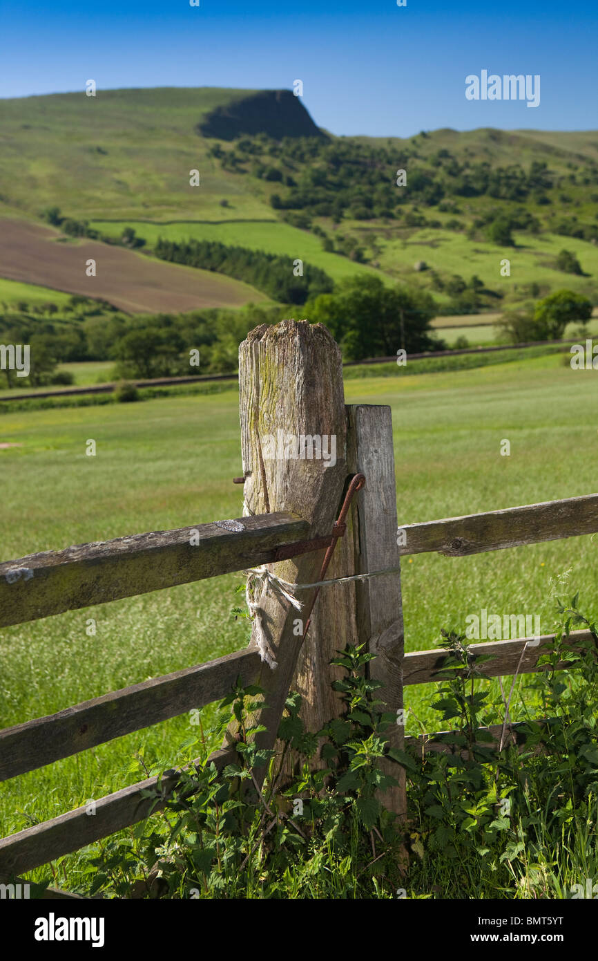 UK, England, Derbyshire, Vale of Edale, wooden gate onto farmland below Hollins Cross Stock Photo