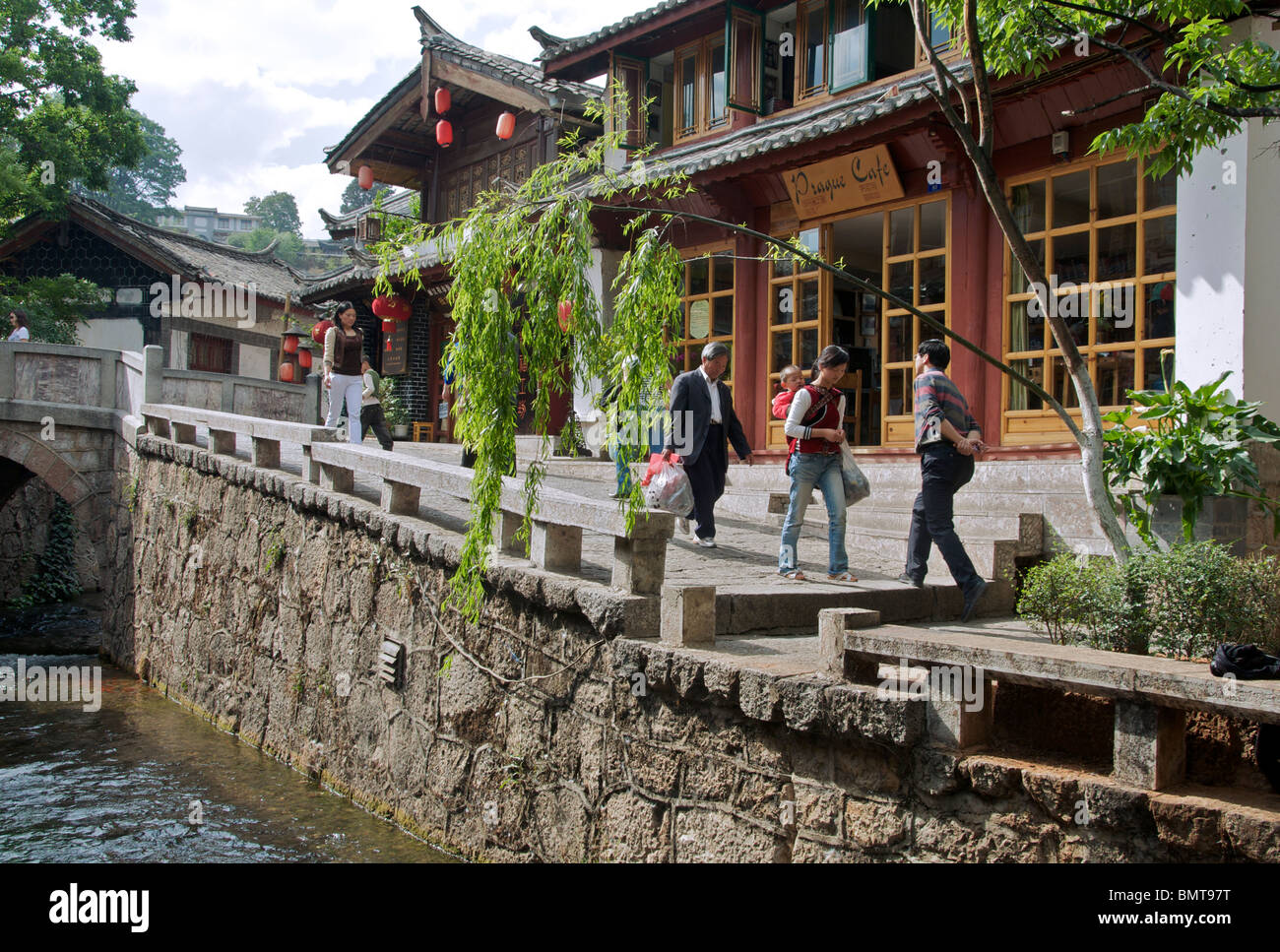 Canal and cafe Lijiang Old Town Yunnan China Stock Photo