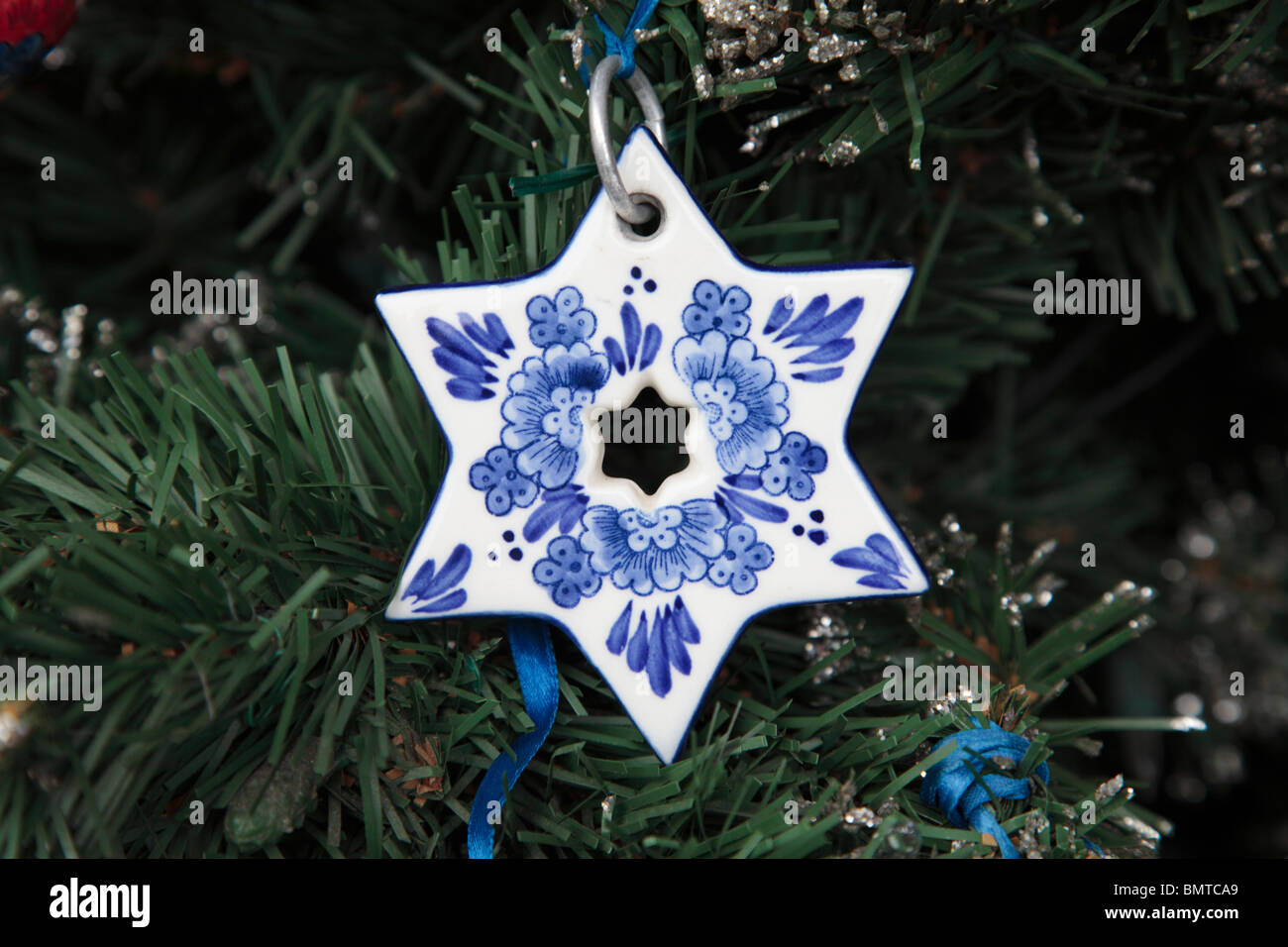 Delft blue pottery hi-res stock photography and images - Alamy