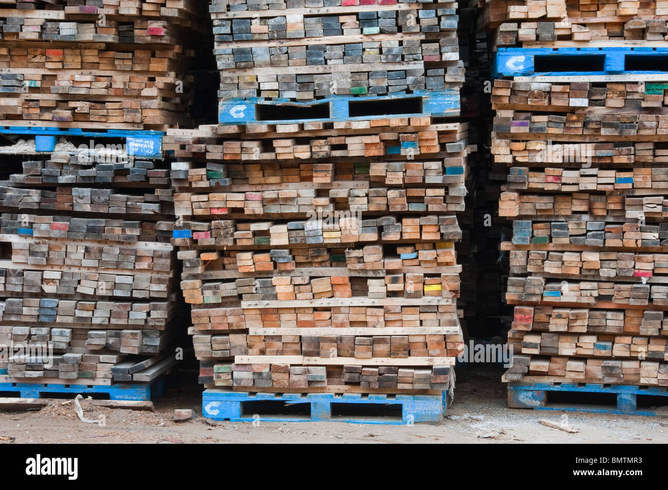 Wooden pallet hires stock photography and images Alamy