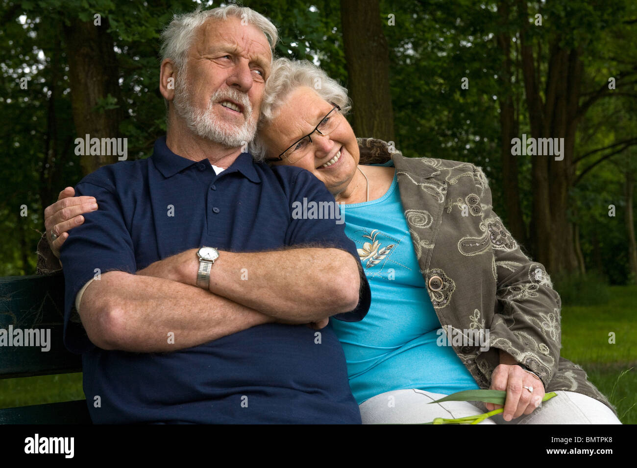 Outside portrait of an elderly couple on a bench Stock Photo - Alamy
