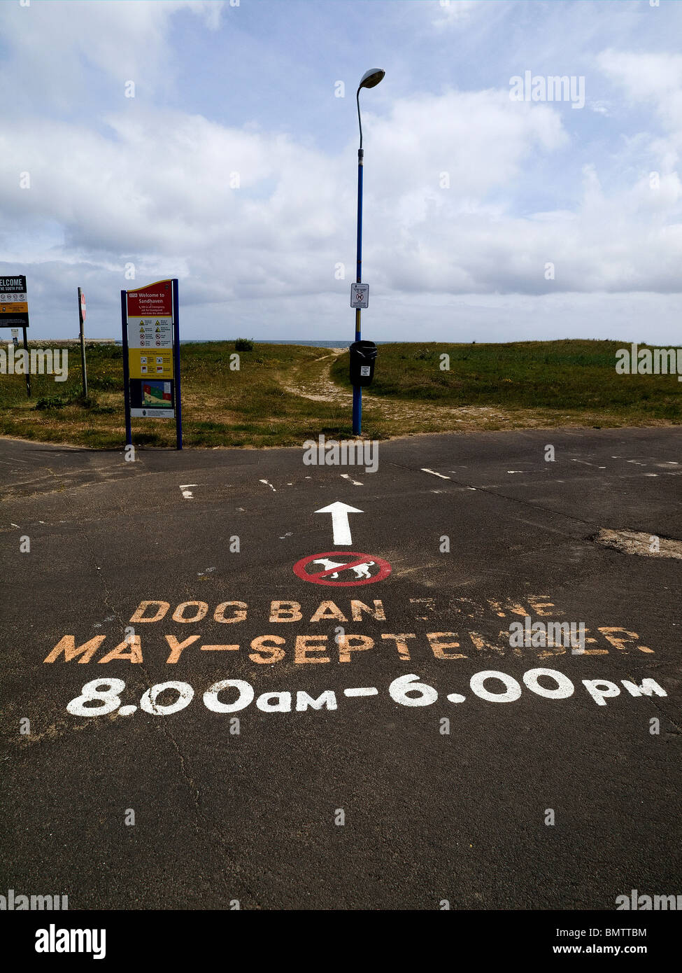 Notice on a path to the beach 'Dog Ban Zone May-September 8.00am - 6.00pm at South Shields Tyne & Wear Stock Photo