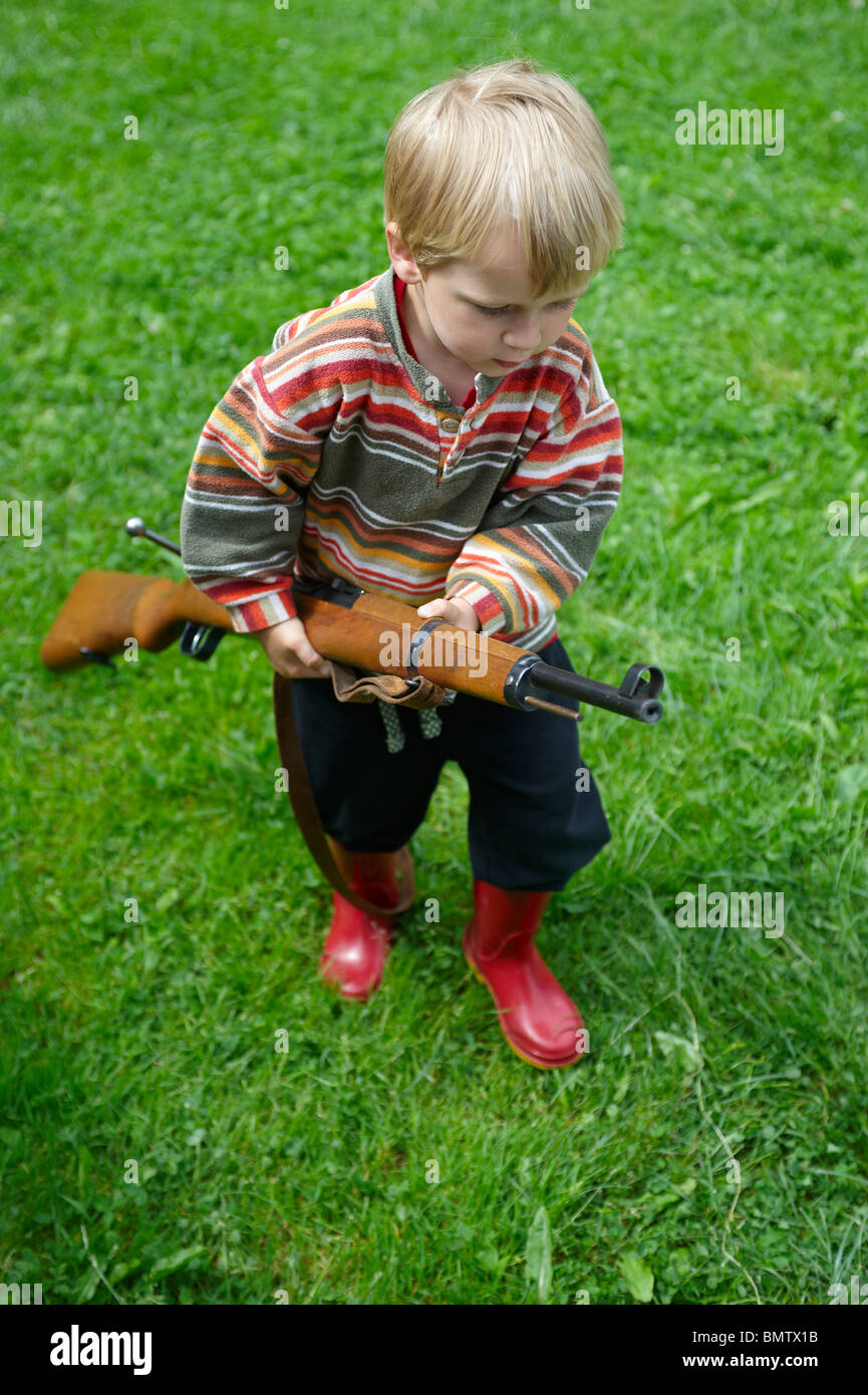 Boy air gun hires stock photography and images Alamy